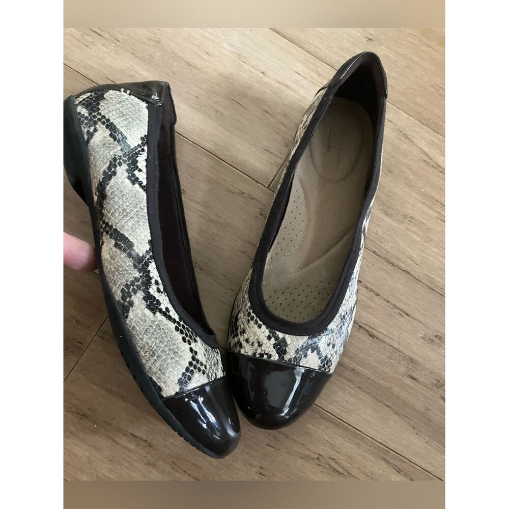 Clarks Collection brown snakeskin textured leather women’s flats. 8